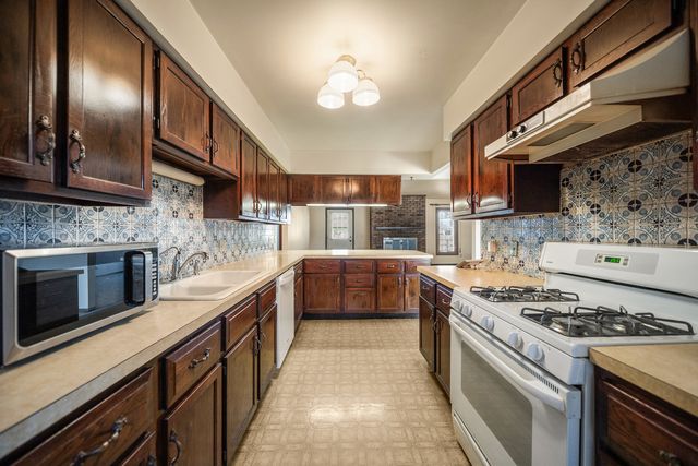 208 W 28th Avenue, Coal Valley, IL 61240