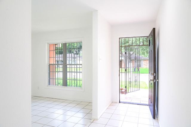 11819 S Ridgewood Circle, Houston, TX 77071