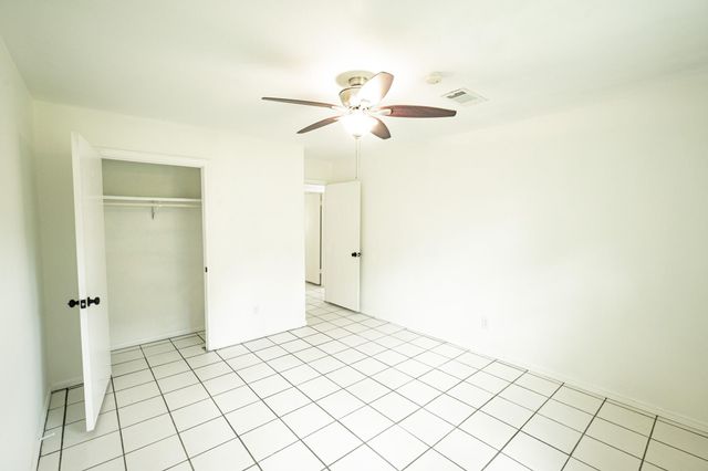 11819 S Ridgewood Circle, Houston, TX 77071