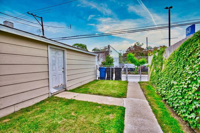 6609 N Artesian Avenue, Chicago, IL 60645