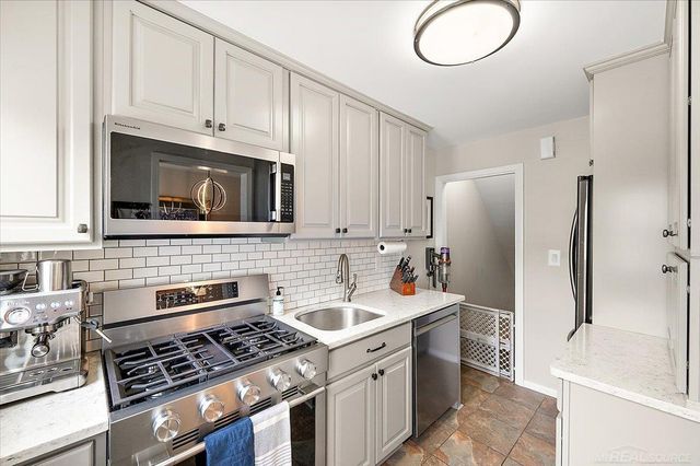 22959 Gary Lane, Saint Clair Shores, MI 48080
