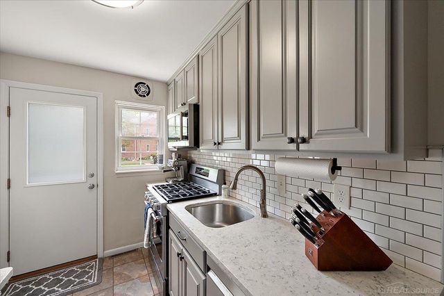 22959 Gary Lane, Saint Clair Shores, MI 48080