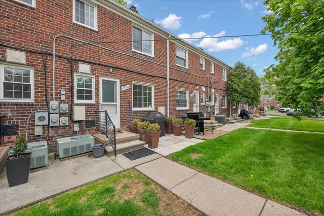 22959 Gary Lane, Saint Clair Shores, MI 48080