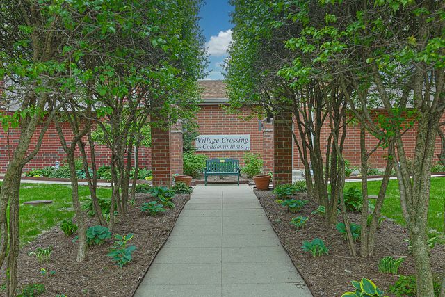 27 E Hattendorf Avenue 213, Roselle, IL 60172