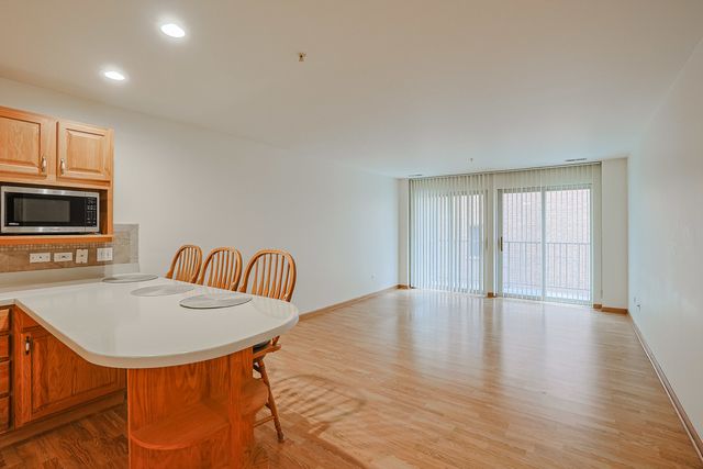 27 E Hattendorf Avenue 213, Roselle, IL 60172