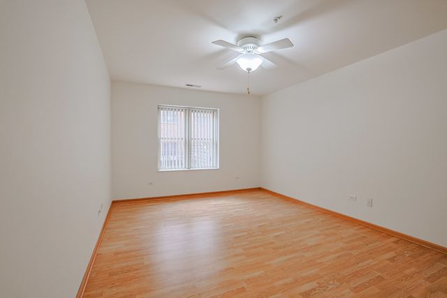 27 E Hattendorf Avenue 213, Roselle, IL 60172