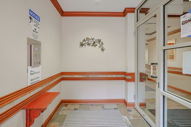 27 E Hattendorf Avenue 213, Roselle, IL 60172