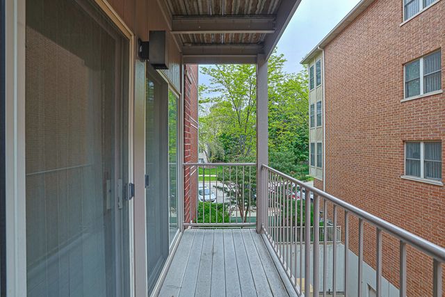 27 E Hattendorf Avenue 213, Roselle, IL 60172