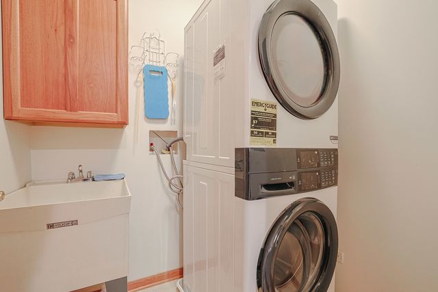 27 E Hattendorf Avenue 213, Roselle, IL 60172