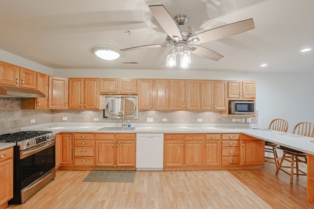 27 E Hattendorf Avenue 213, Roselle, IL 60172