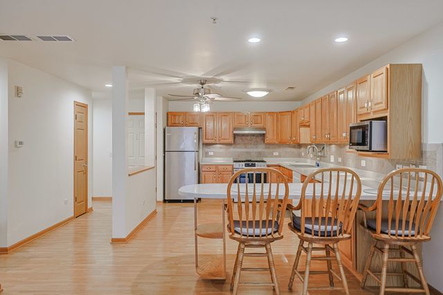27 E Hattendorf Avenue 213, Roselle, IL 60172