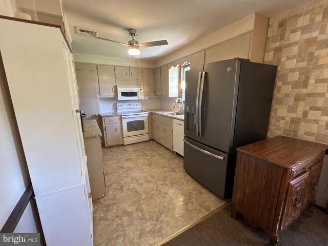 27 OAK LN, Royersford, PA 19468