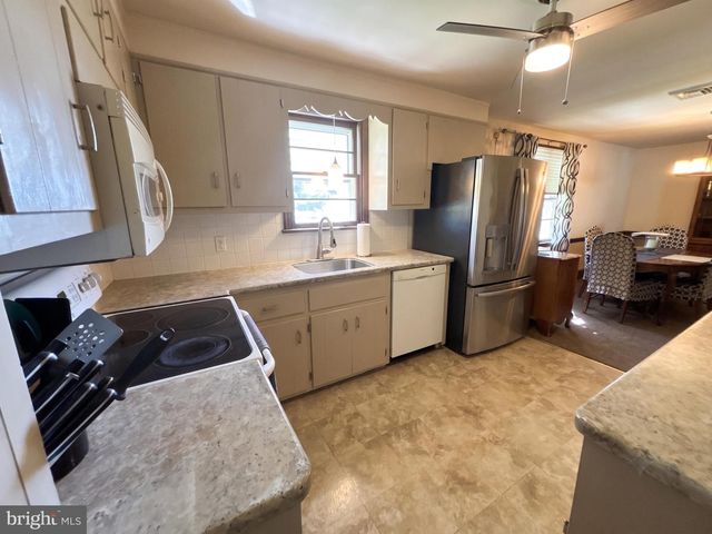 27 OAK LN, Royersford, PA 19468