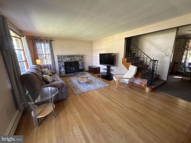 27 OAK LN, Royersford, PA 19468