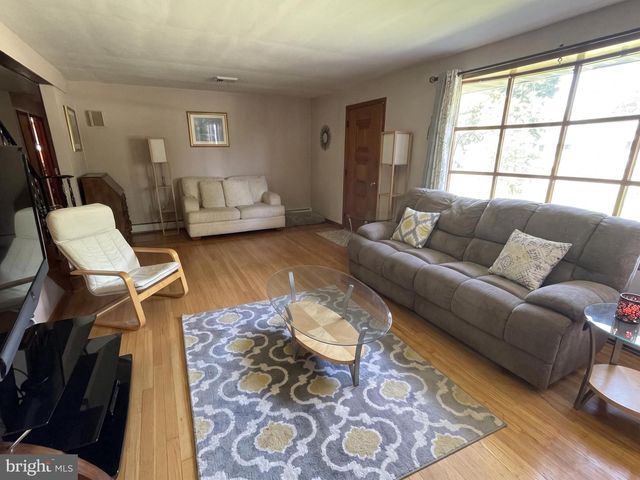 27 OAK LN, Royersford, PA 19468