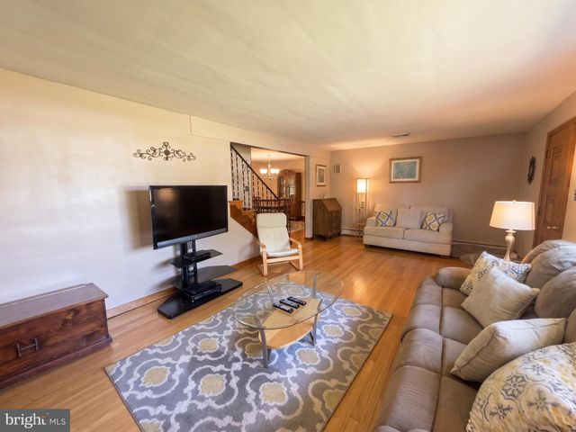 27 OAK LN, Royersford, PA 19468