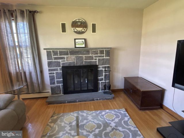 27 OAK LN, Royersford, PA 19468