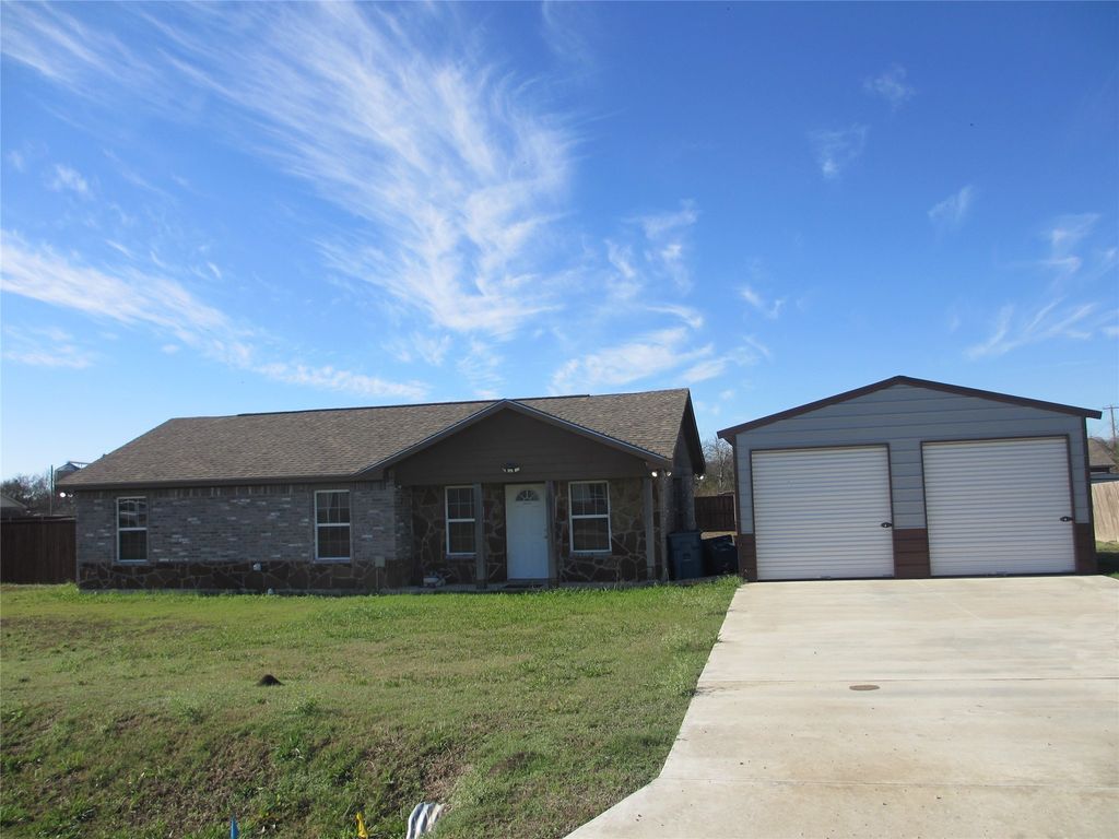 602 S Aquilla Street, Itasca, TX 76055