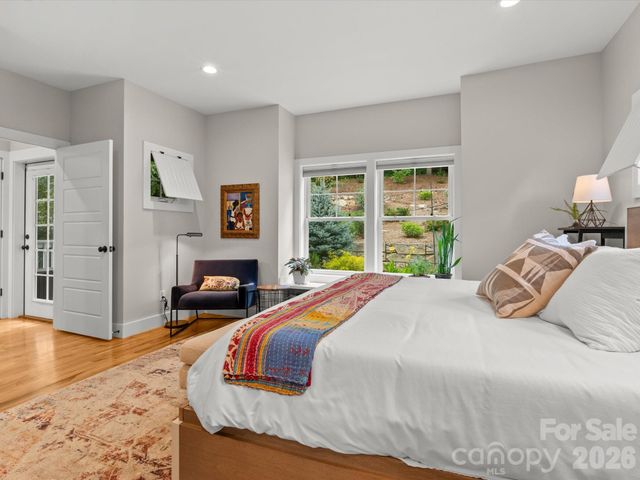 18 Thurland Avenue, Asheville, NC 28803