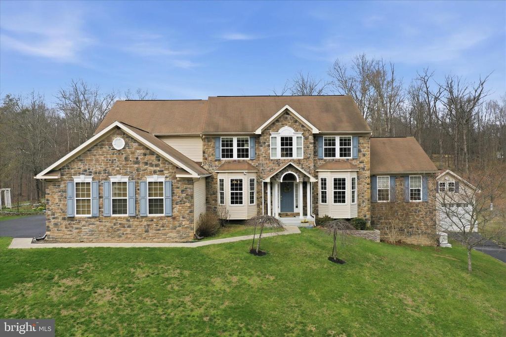 10 CARDIFF CT, Hedgesville, WV 25427