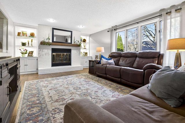72 THISTLE DOWN COURT, Appleton, WI 54915