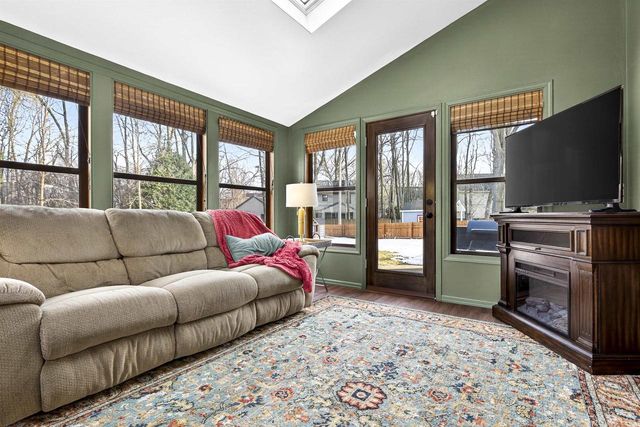 72 THISTLE DOWN COURT, Appleton, WI 54915
