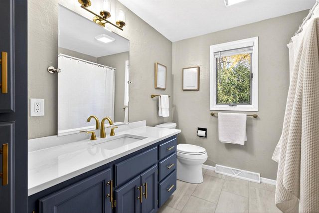 72 THISTLE DOWN COURT, Appleton, WI 54915