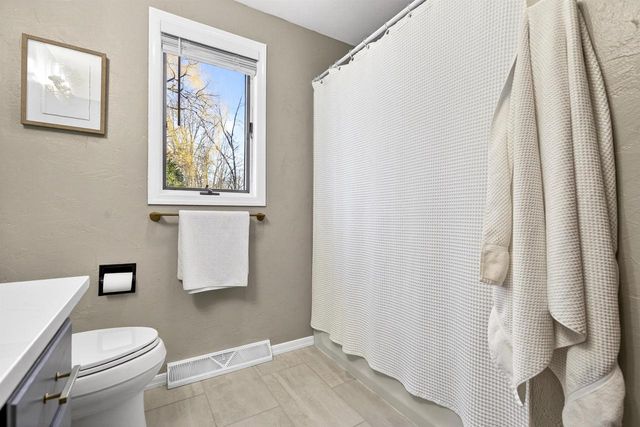 72 THISTLE DOWN COURT, Appleton, WI 54915