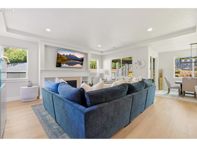 16164 SERRES FARMS Way, Oregon City, OR 97045