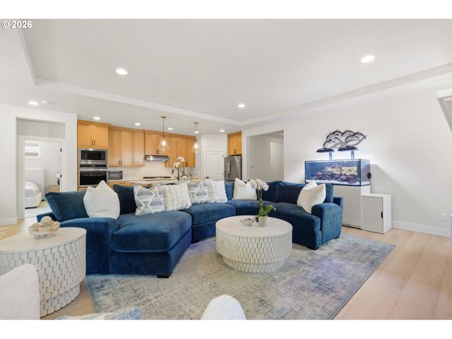 16164 SERRES FARMS Way, Oregon City, OR 97045