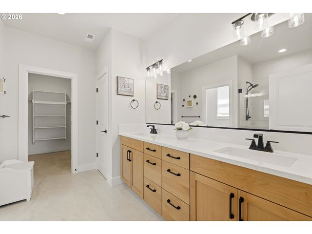 16164 SERRES FARMS Way, Oregon City, OR 97045