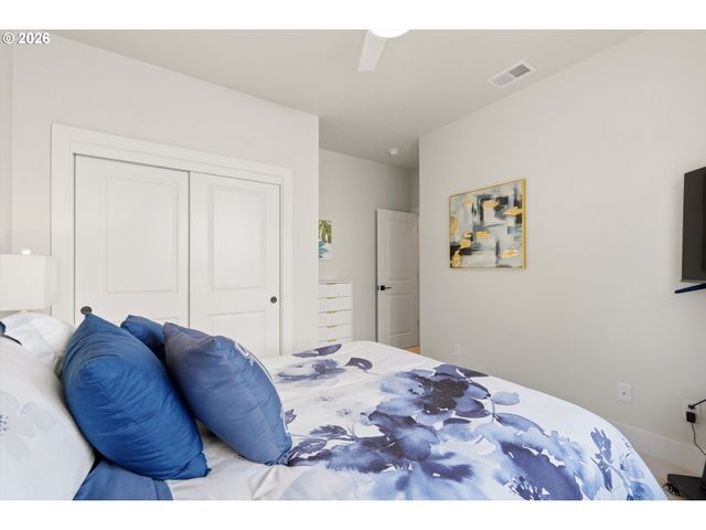 16164 SERRES FARMS Way, Oregon City, OR 97045