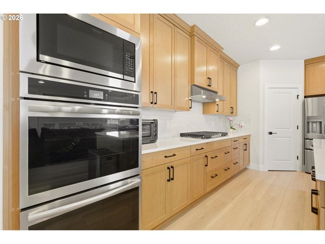 16164 SERRES FARMS Way, Oregon City, OR 97045