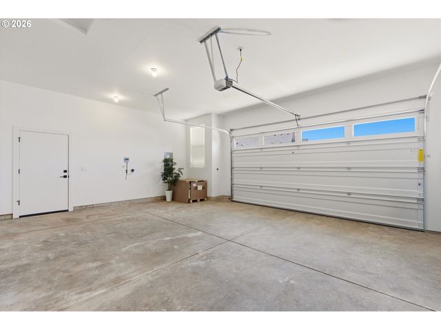 16164 SERRES FARMS Way, Oregon City, OR 97045