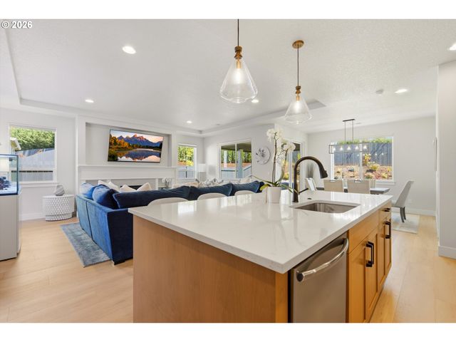 16164 SERRES FARMS Way, Oregon City, OR 97045