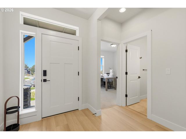 16164 SERRES FARMS Way, Oregon City, OR 97045