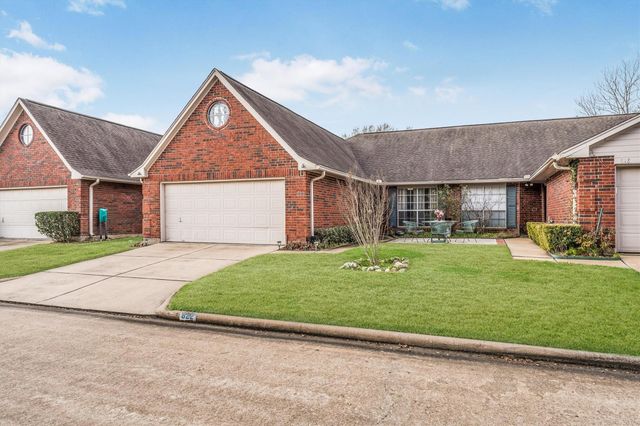 822 W Country Meadows Lane, Pearland, TX 77584