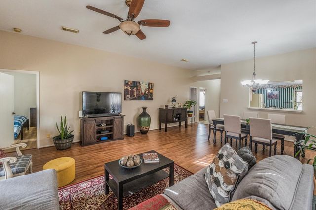 822 W Country Meadows Lane, Pearland, TX 77584