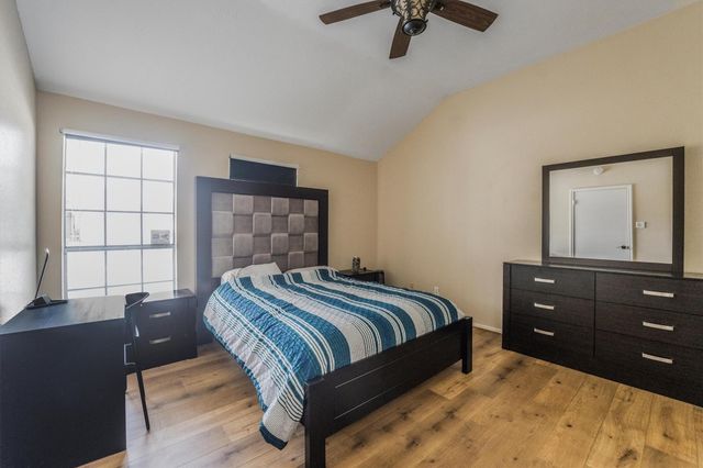 822 W Country Meadows Lane, Pearland, TX 77584