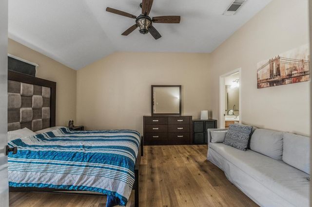 822 W Country Meadows Lane, Pearland, TX 77584