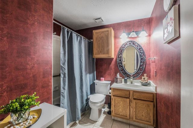 822 W Country Meadows Lane, Pearland, TX 77584