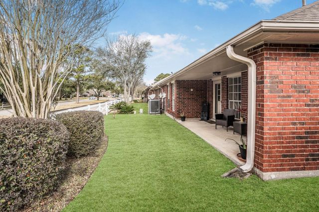 822 W Country Meadows Lane, Pearland, TX 77584