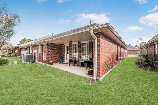 822 W Country Meadows Lane, Pearland, TX 77584