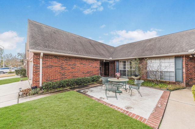 822 W Country Meadows Lane, Pearland, TX 77584