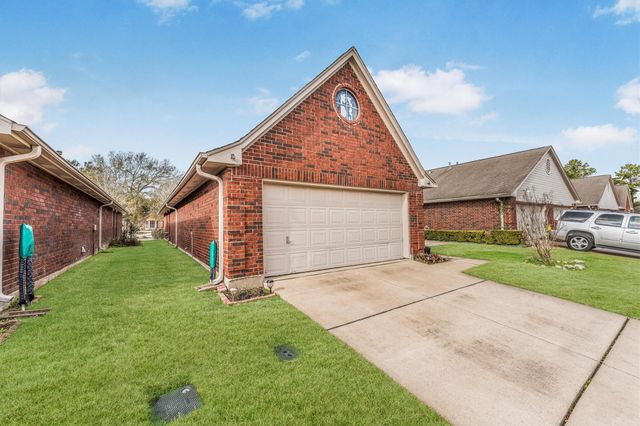 822 W Country Meadows Lane, Pearland, TX 77584