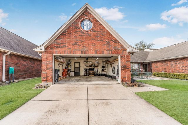 822 W Country Meadows Lane, Pearland, TX 77584