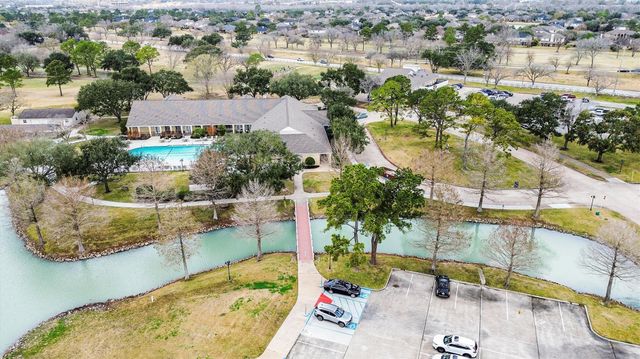 822 W Country Meadows Lane, Pearland, TX 77584