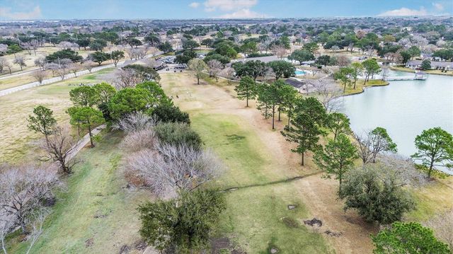 822 W Country Meadows Lane, Pearland, TX 77584