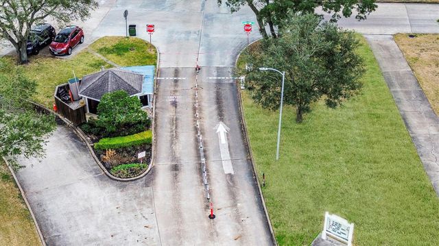 822 W Country Meadows Lane, Pearland, TX 77584