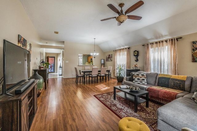 822 W Country Meadows Lane, Pearland, TX 77584